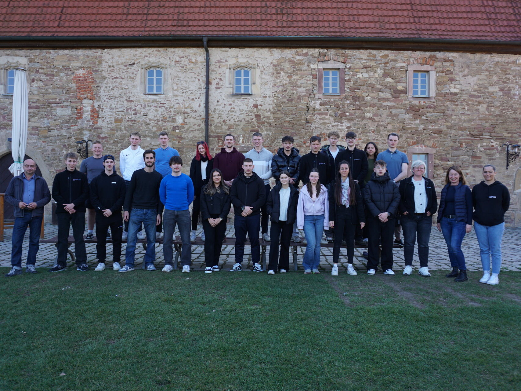Gruppenfoto von unseren Auszubildenden mit den Ausbildern