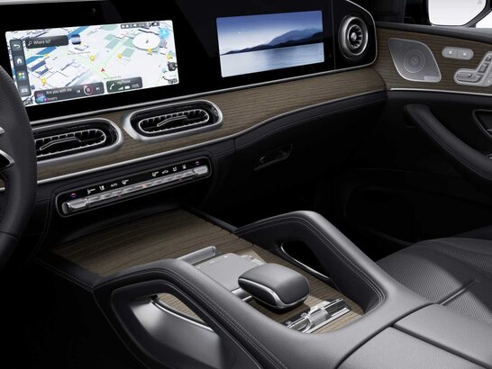 Die Zierelemente Holz Nussbaum braun offenporig Fishbone Pattern des GLE Coupé 2026