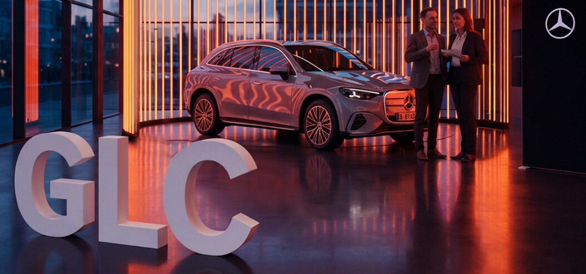 Mercedes-Benz GLC mit Leuchtstreben und den drei Buchstaben im Vordergrund