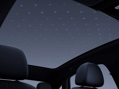 Das beleuchtete Pattern im Panoramadach der Mercedes-Benz C-Klasse Elektro 2026