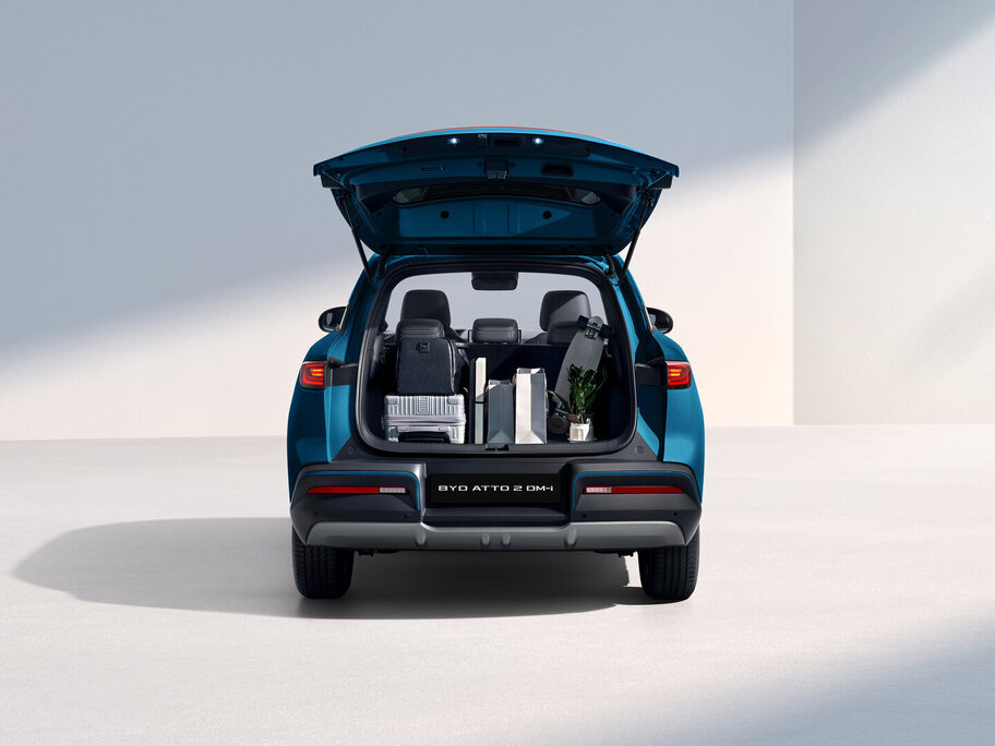Heckansicht eines geöffneten blauen BYD ATTO 2 DM-i SUV mit sichtbarem Kofferraum und zwei Rücksitzen