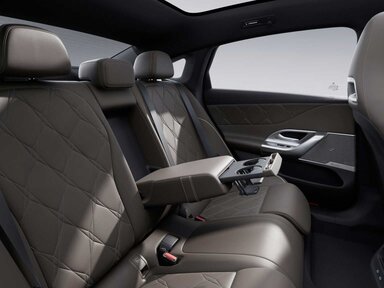 Die Armlehne im Fond mit 2 Cupholdern in der Mercedes-Benz C-Klasse Elektro 2026