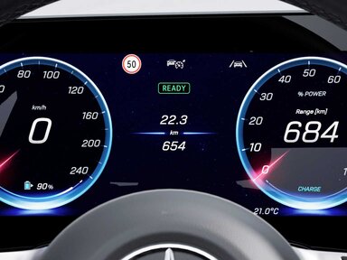 Das Fahrerdisplay der Mercedes-Benz C-Klasse Elektro 2026