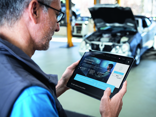 Mann schaut auf Tablet