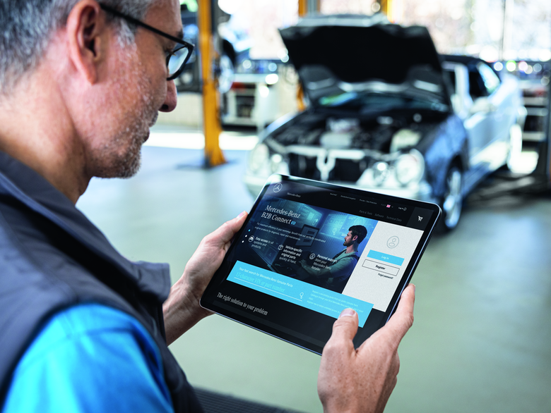 Mann schaut auf Tablet