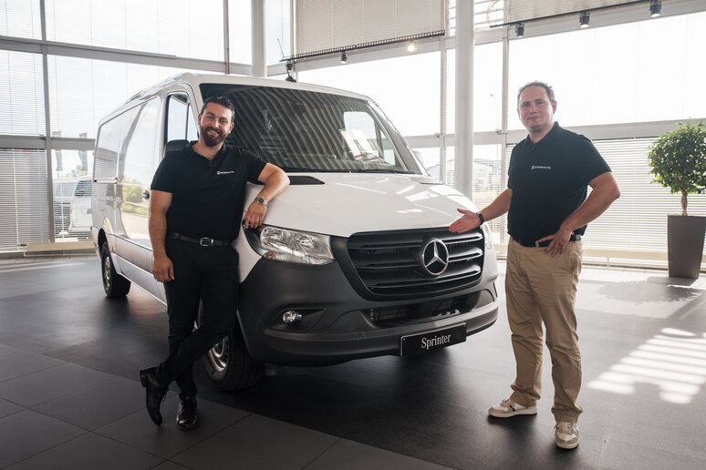 Zwei Männer die vor einem Mercedes Sprinter stehen