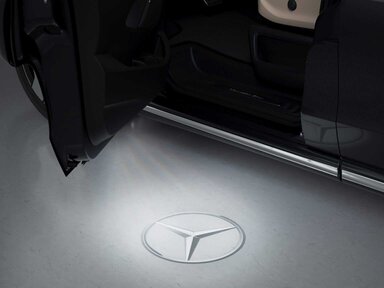 Die Projektion des Markenlogos der Mercedes-Benz V-Klasse 2026