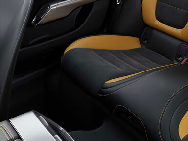 2 USB-Anschlüsse im Fond des Mercedes-AMG GT 4-Türer Coupés