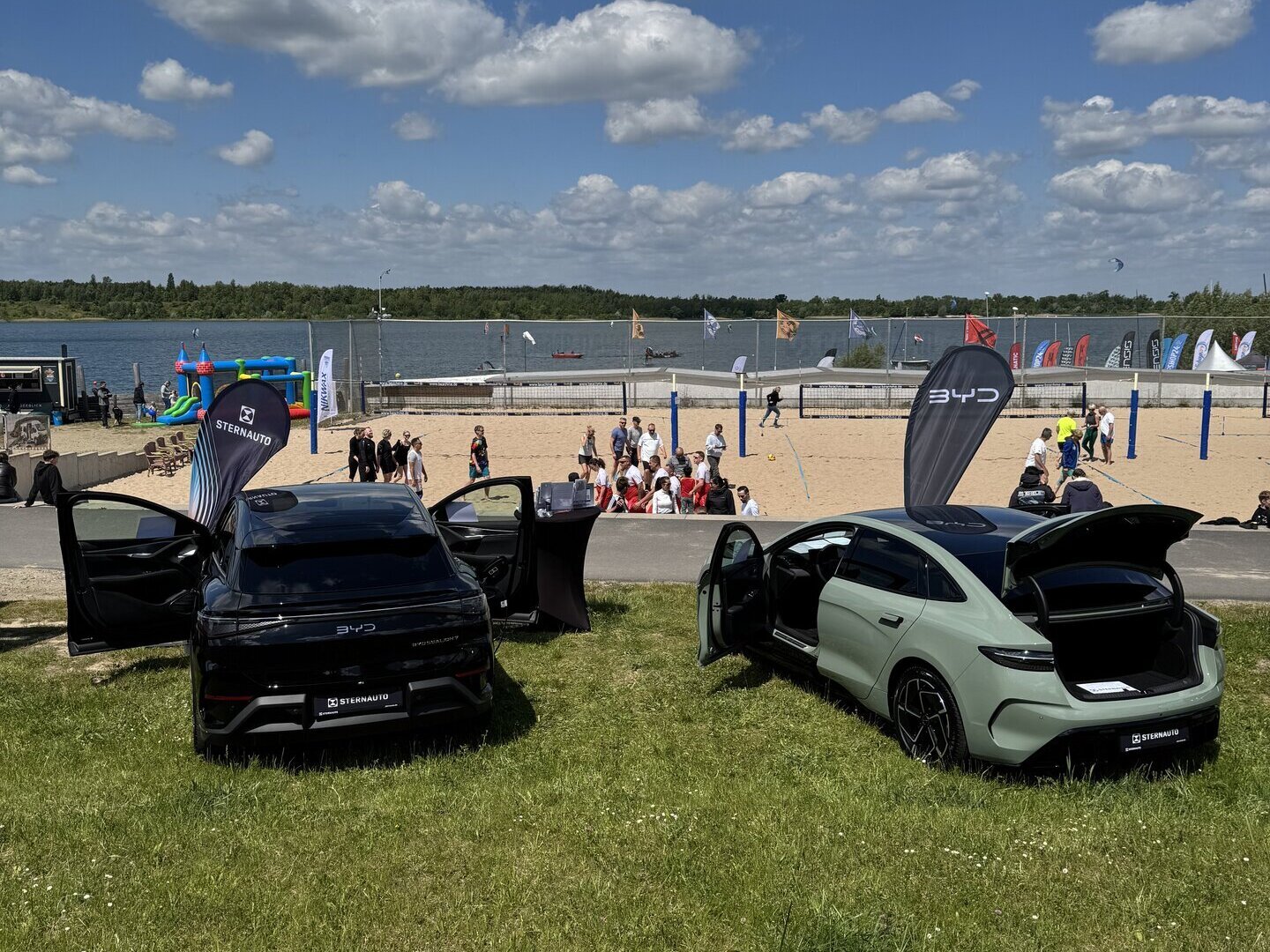 Zwei BYD vor einem See und Strand