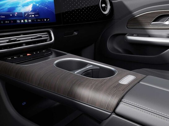 Die Zierelemente Holz Eiche braun Schiffsdeck offenporig mit aluminium lines im Mercedes-Benz CLA Shooting Brake 2026