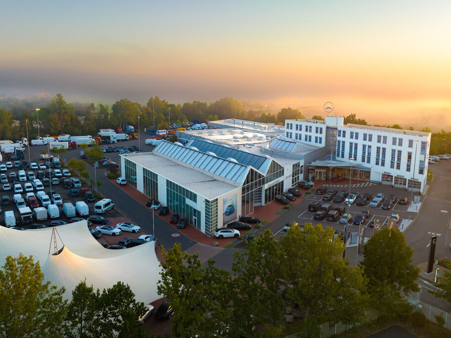STERNAUTO in Magdeburg - Center bei Sonnenaufgang im Morgennebel