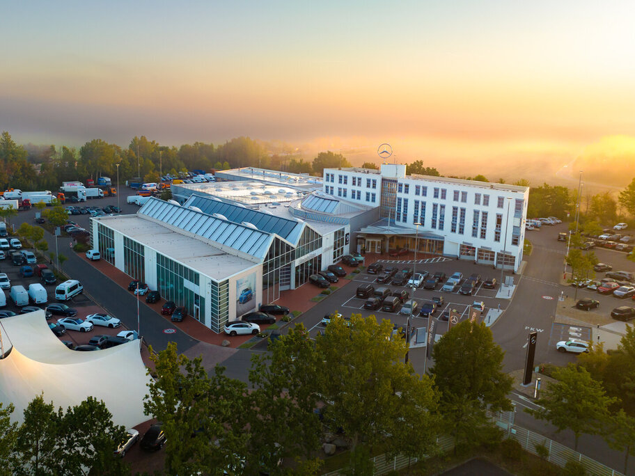 STERNAUTO in Magdeburg - Center bei Sonnenaufgang im Morgennebel