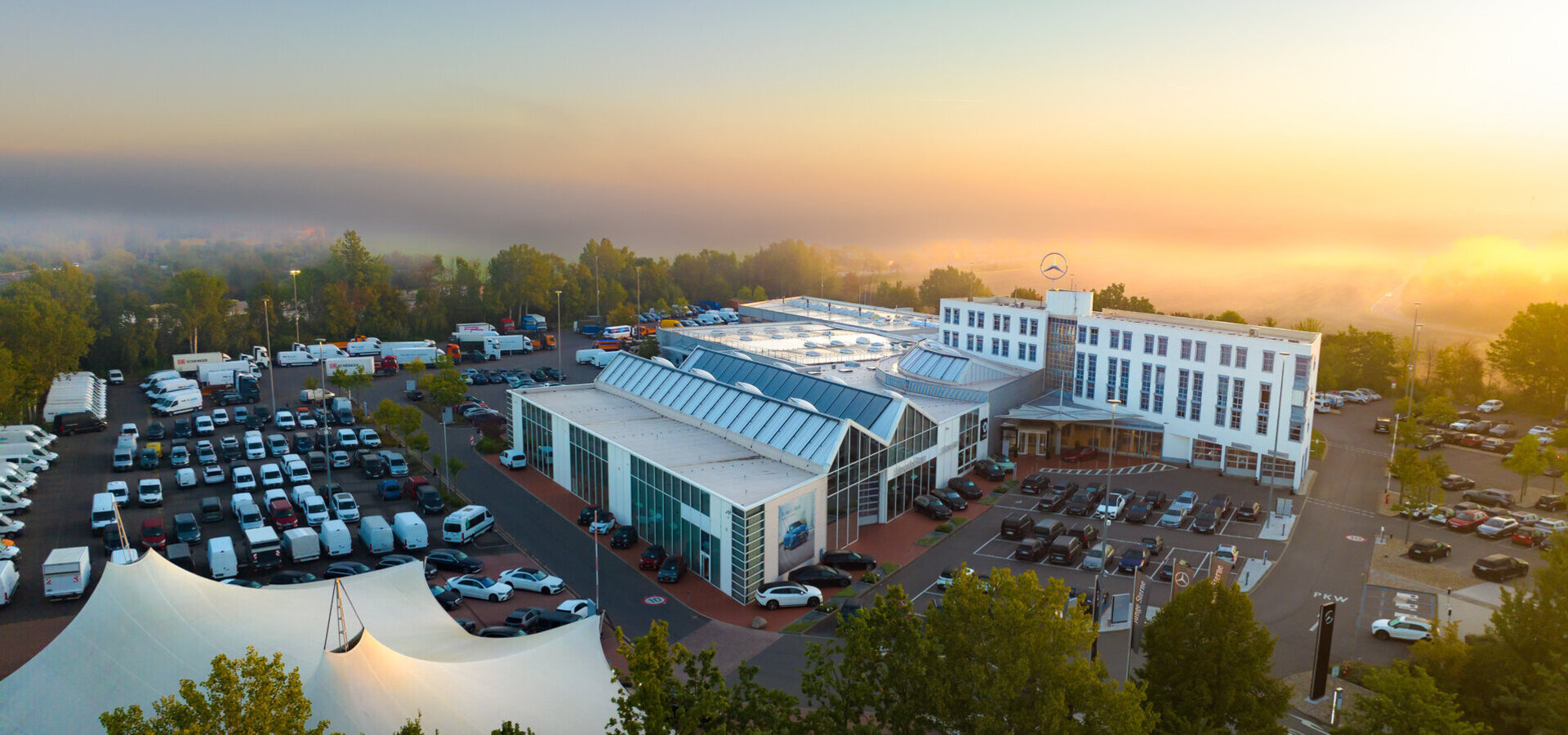 STERNAUTO in Magdeburg - Center bei Sonnenaufgang im Morgennebel