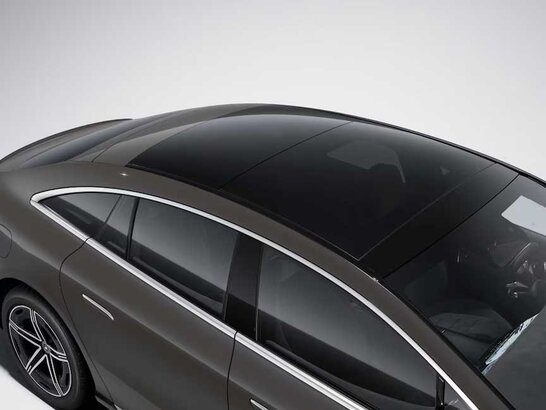 Das Panorama-Schiebedach des Mercedes-Benz EQS 2026