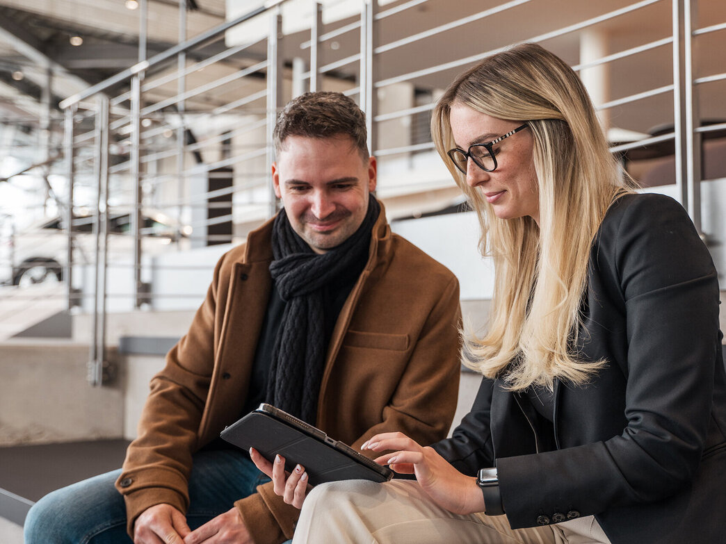 Man und Frau bestellen Ersatzteile