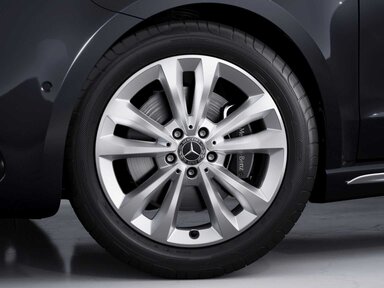 Die 45,7 cm (18″) Leichtmetallräder im 5-Doppelspeichen-Design der Mercedes-Benz V-Klasse 2026