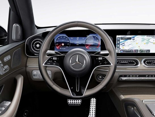 Das Multifunktions-Lenkrad in Holz-Leder-Ausführung im Mercedes-Benz GLS 2026