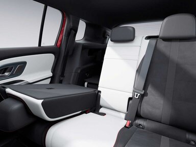 Die Fondsitzlehnen im Verhältnis 40/20/40 umklappbar im Mercedes-Benz GLB 2026