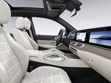 Das macchiatobeige/schwarze Leder Interieur im Mercedes-Benz GLE 2026