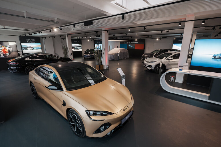 BYD Fahrzeug im Showroom