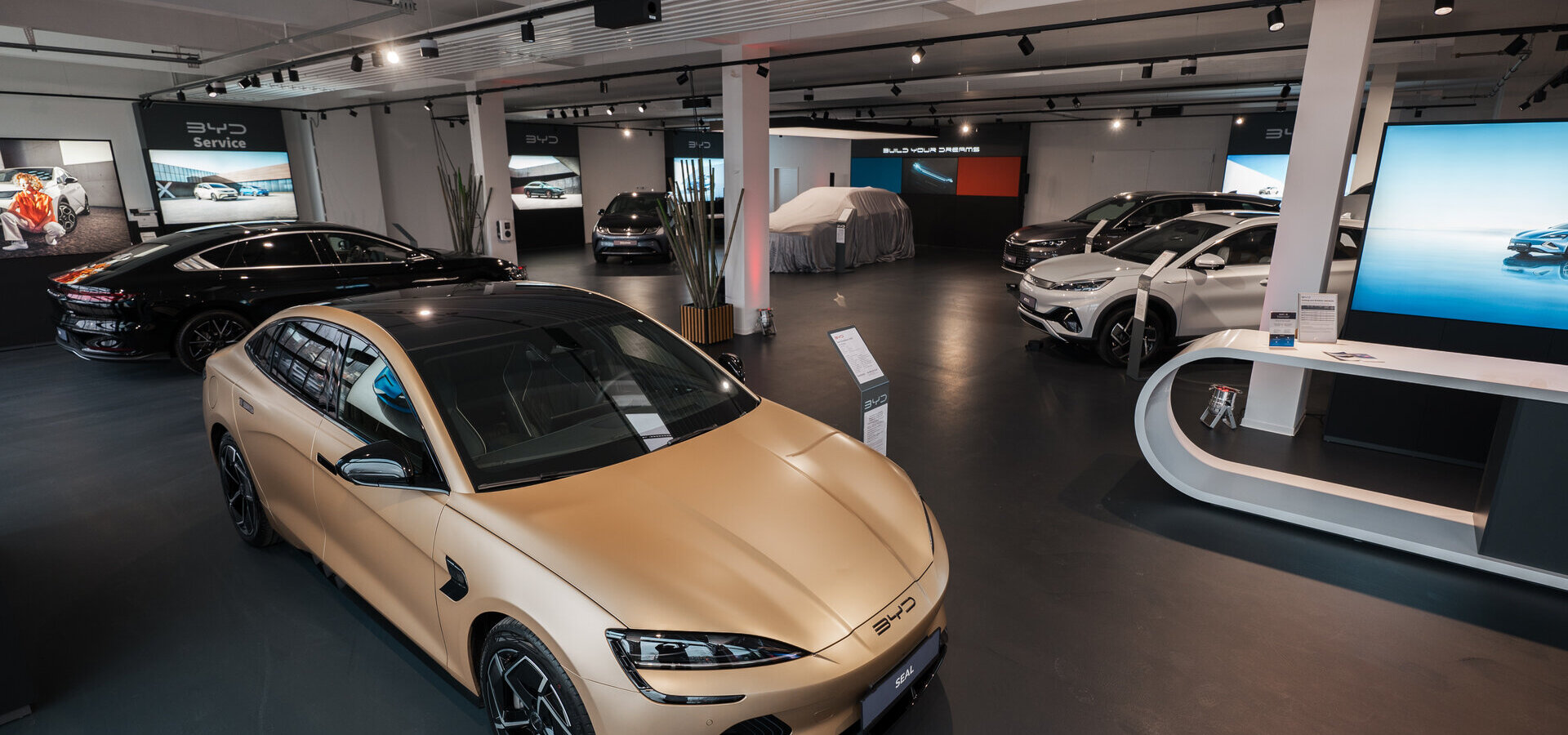 BYD Showroom mit Fahrzeugen