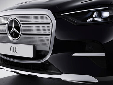 Panel in Silberchrom als moderne Interpretation der traditionellen Mercedes-Benz Kühlergitter