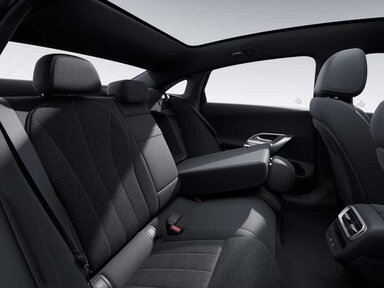 Sitzlehnen im Fond der Mercedes-Benz C-Klasse Elektro klappbar