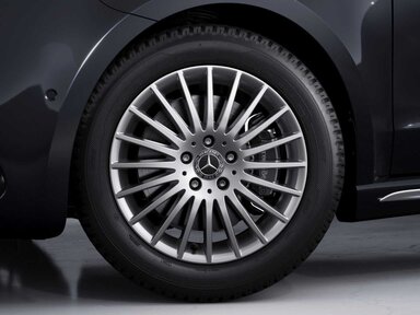 Die 43,2 cm (17″) Leichtmetallräder im 20-Speichen-Design, vanadiumsilber lackiert der Mercedes-Benz V-Klasse 2026