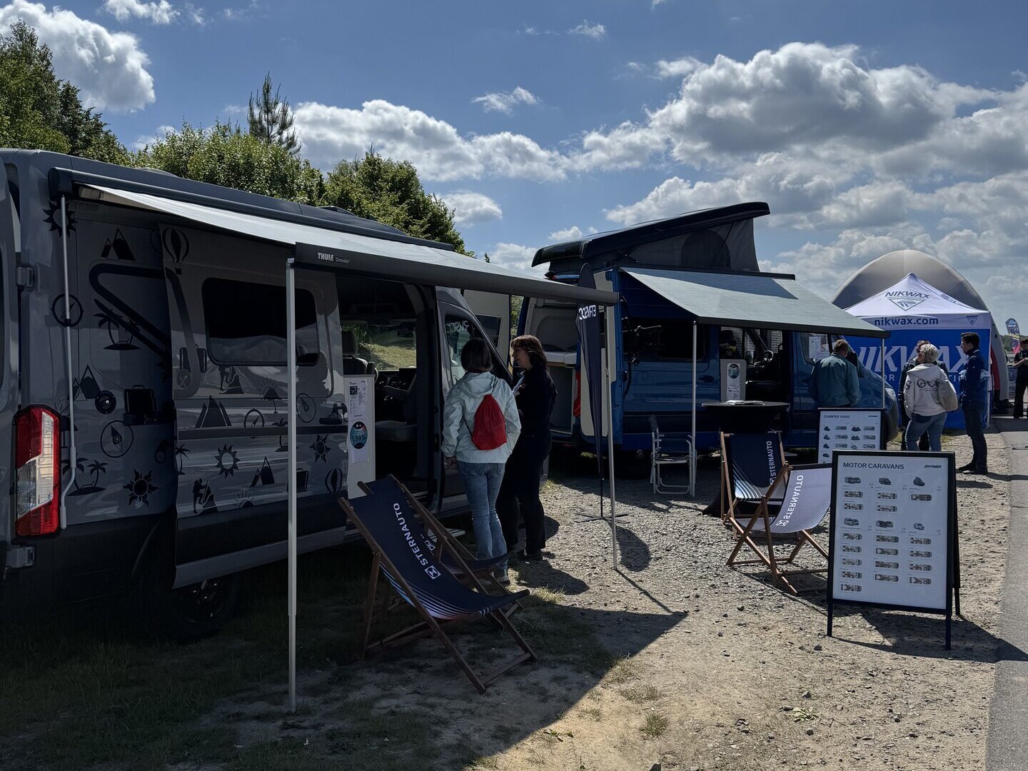 Unsere Hymer Modelle mit Markise draußen