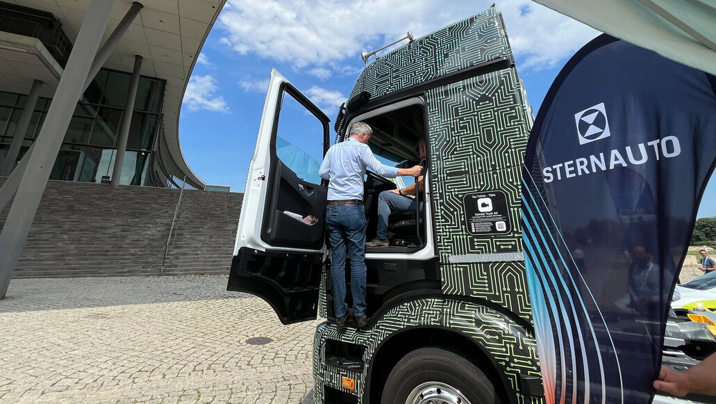 Mann steht in LKW Führerhaus