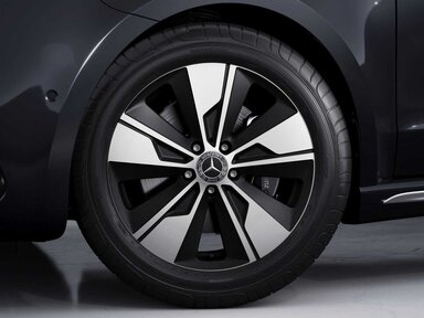 Die 45,7 cm (18″) Leichtmetallräder im 5-Speichen-Design der Mercedes-Benz V-Klasse 2026