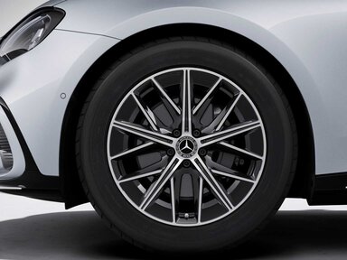 19" AMG Leichtmetallräder im 5-Doppelspeichen-Design aerodynamisch optimiert, hochglanzschwarz lackiert und glanzgedreht, 48,3 cm