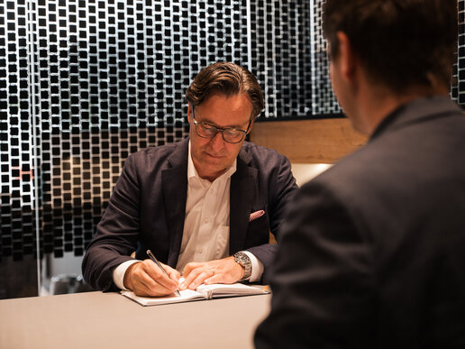Mitarbeiter macht Notizen