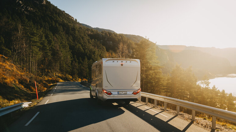 Hymer B-Klasse ModernComfort fährt durch die norwegische Landschaft