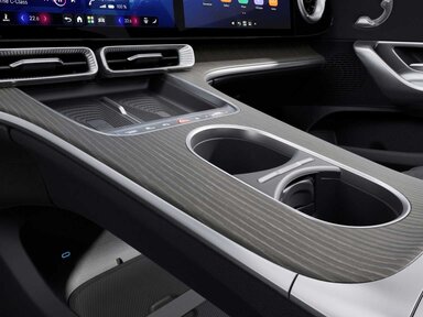 Die Zierelemente Holz Fineline Birke braun offenporig in der Mercedes-Benz C-Klasse Elektro 2026