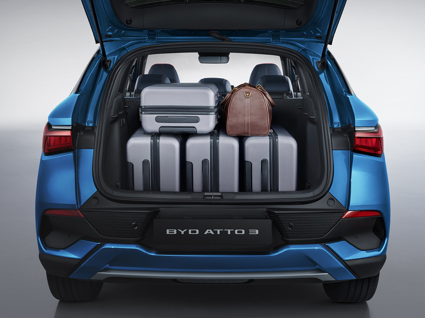 BYD ATTO 3 - Platz im Kofferraum mit Koffern