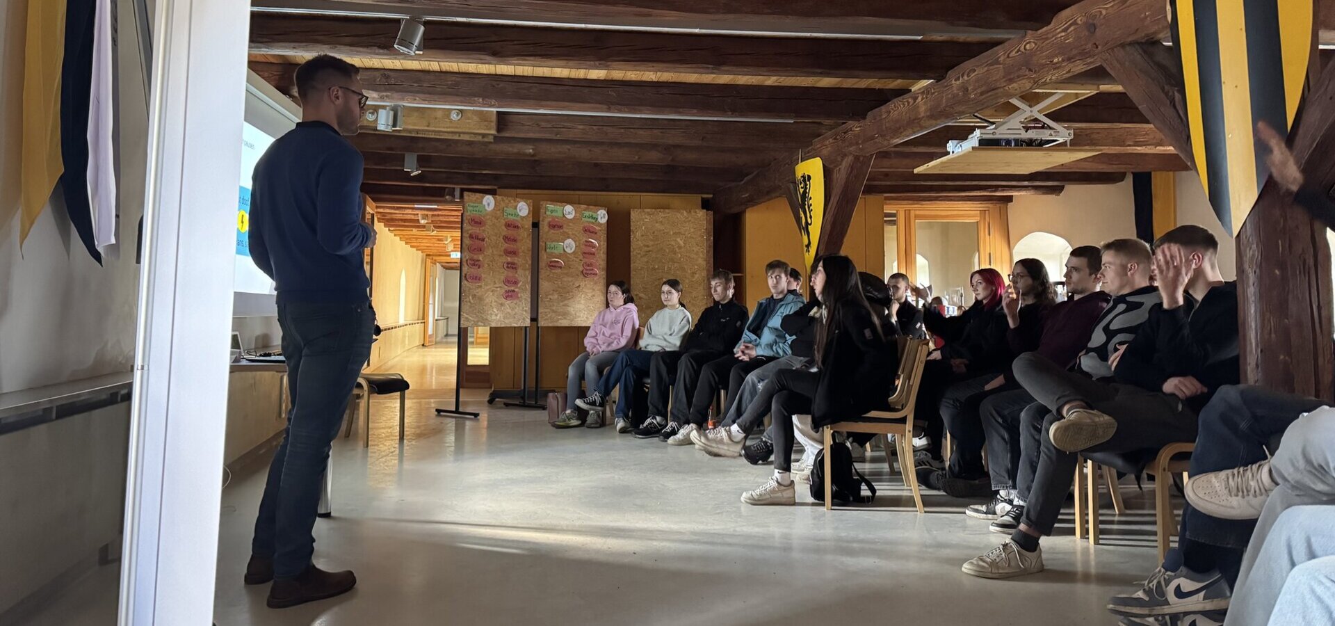 Unsere Auszubildenden bei STERNAUTO im Seminarraum 