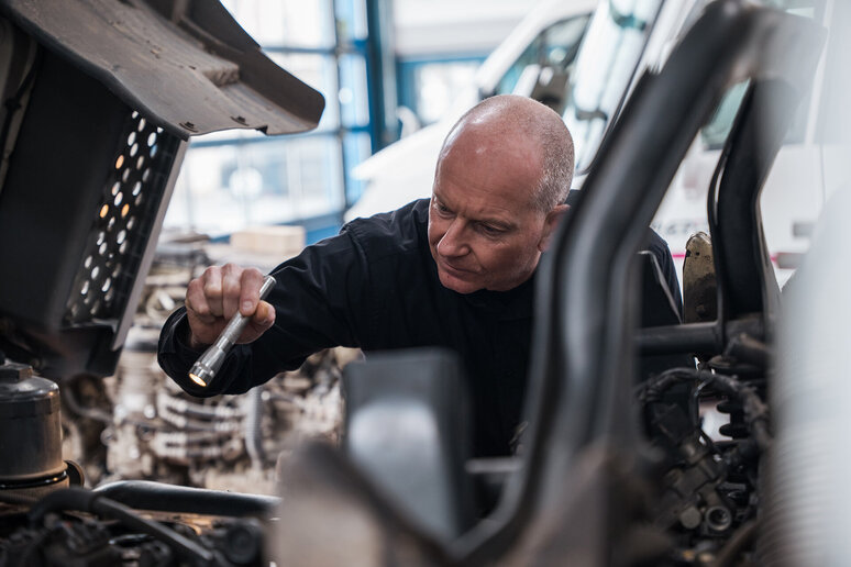 STERNAUTO Service Lkw Inspektion Mechaniker inspiziert Lkw