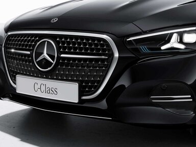 Der Kühlergrill mit Mercedes-Benz Pattern an der C-Klasse Limousine