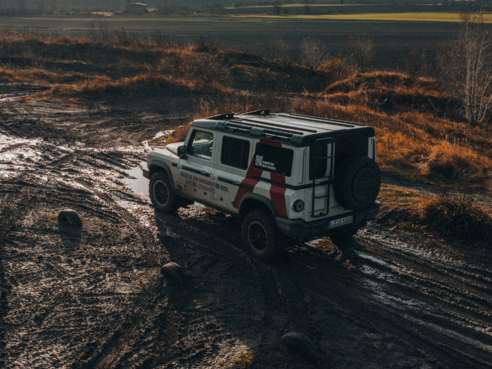 Grenadier Fahrzeug im Gelände