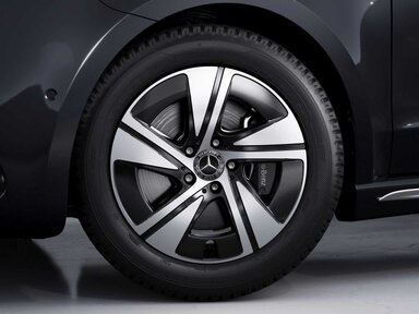 Die 43,2 cm (17″) Leichtmetallräder im 5-Speichen-Design der Mercedes-Benz V-Klasse 2026