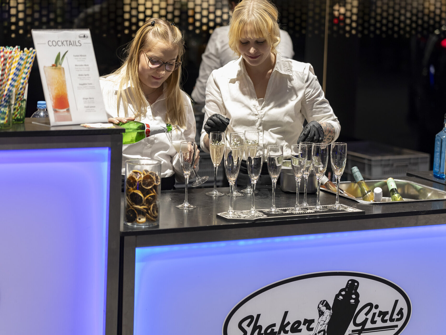 Mercedes-Benz Vernissage in Leipzig - Shaker Girls