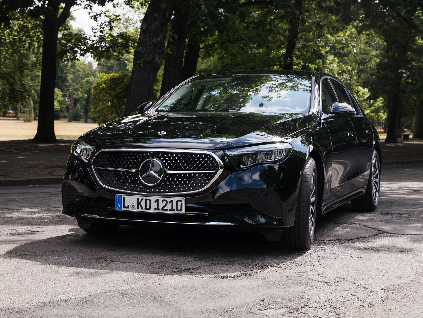 Schwarzer Mercedes-Benz Limousine, Modell 2023, mit einem Kühlergrill in Wabenstruktur und dem Markenlogo auf der Motorhaube.