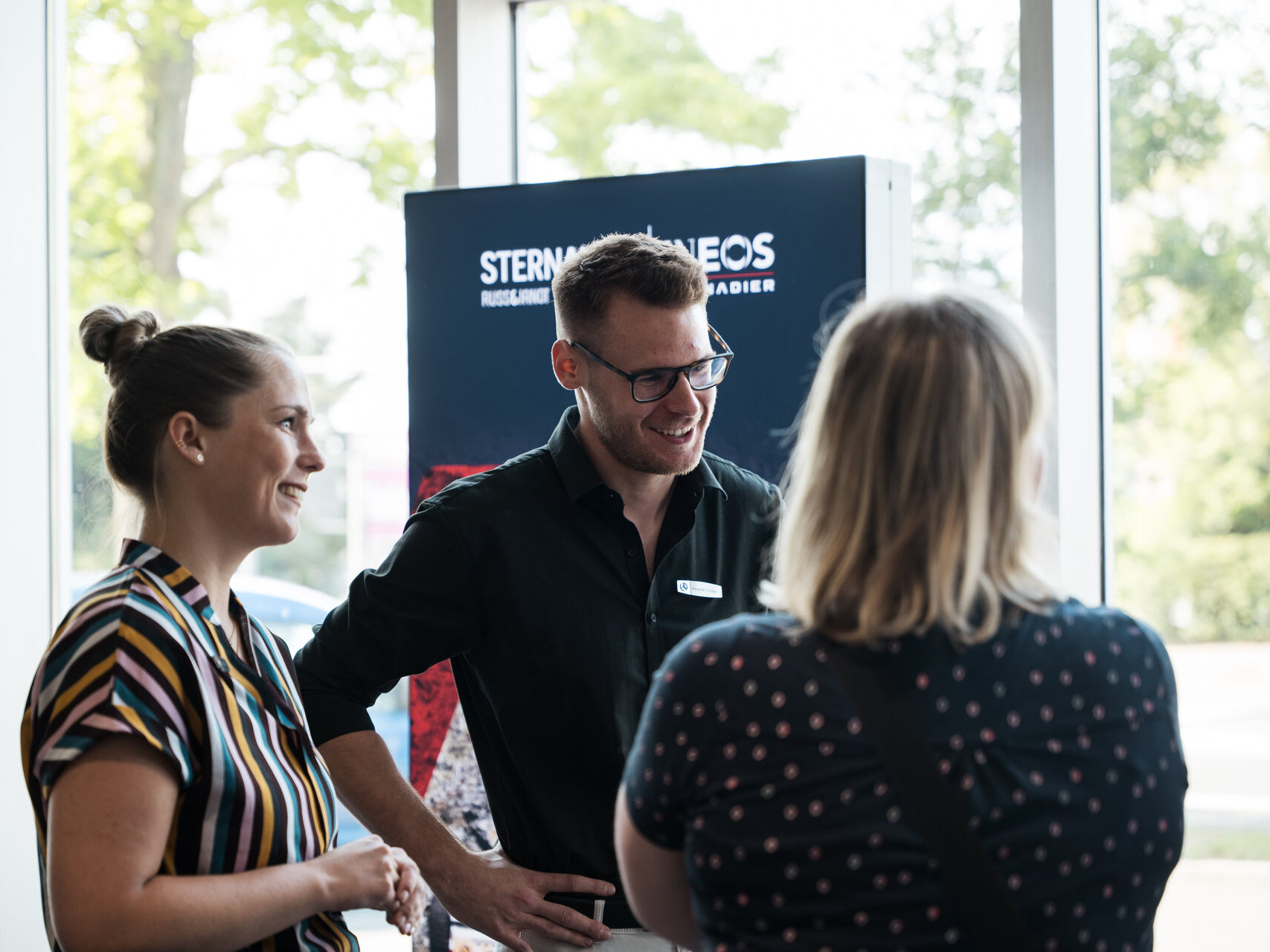 Mitarbeiter im Gespräch während Event