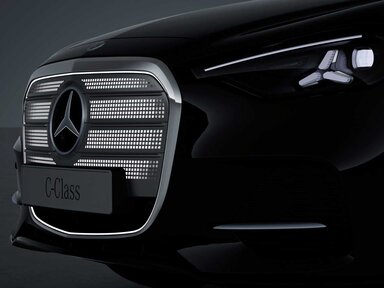 Der ikonische Grill mit Beleuchtung des Panels und der Umrandung sowie teilbeleuchtetem Mercedes Stern an der Mercedes-Benz C-Klasse Elektro 2026