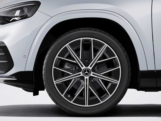 Die 20" AMG Leichtmetallräder im Kreuzspeichen-Design des Mercedes-Benz GLB 2026