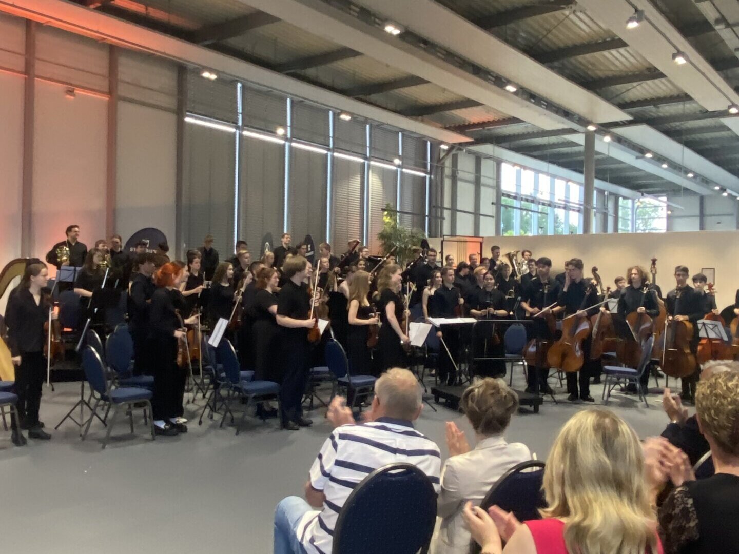 Das Publikum schaut dem Sinfonieorchester zu