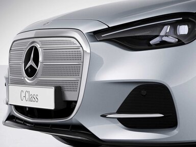 Der ikonische Grill der Mercedes-Benz C-Klasse Elektro 2026