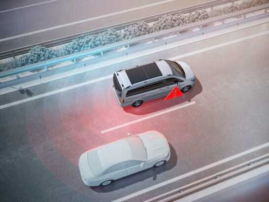 Der Totwinkel-Assistent mit Rear Cross Traffic Alert der Mercedes-Benz V-Klasse 2026