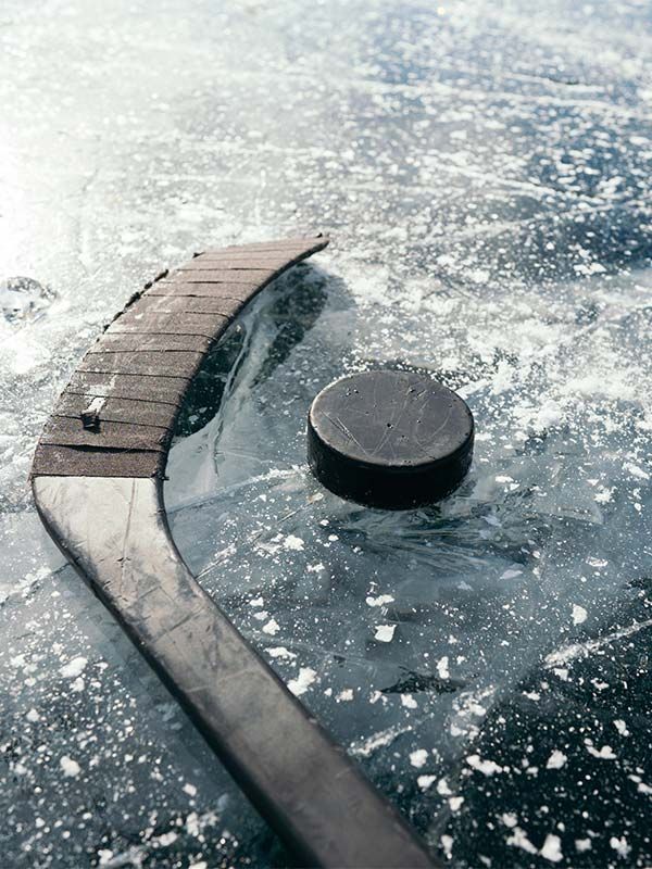 Eishockeyschläger und Puck Eishockeyschläger und Puck